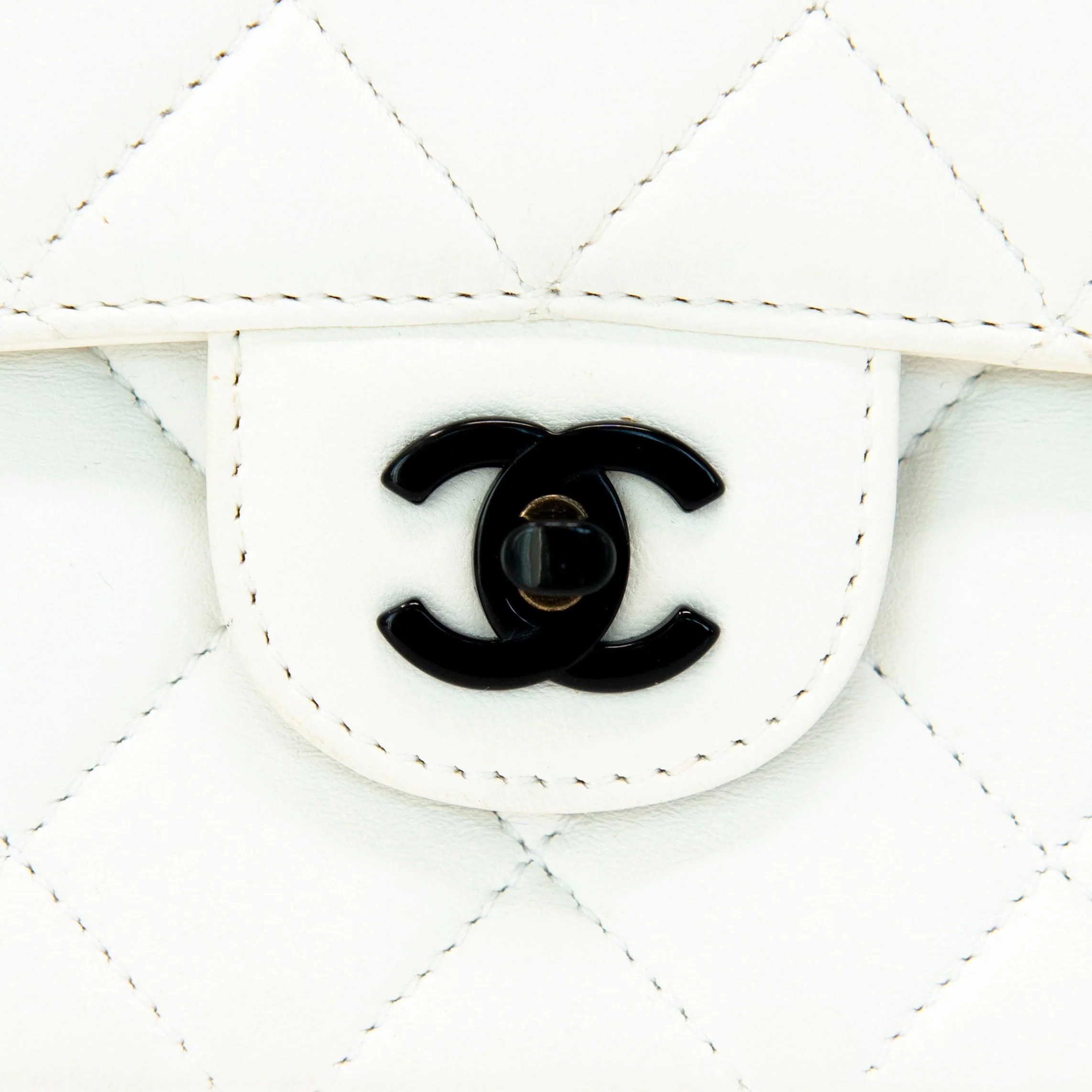 Chanel Vintage White Lambskin Flap Bag - Image 11