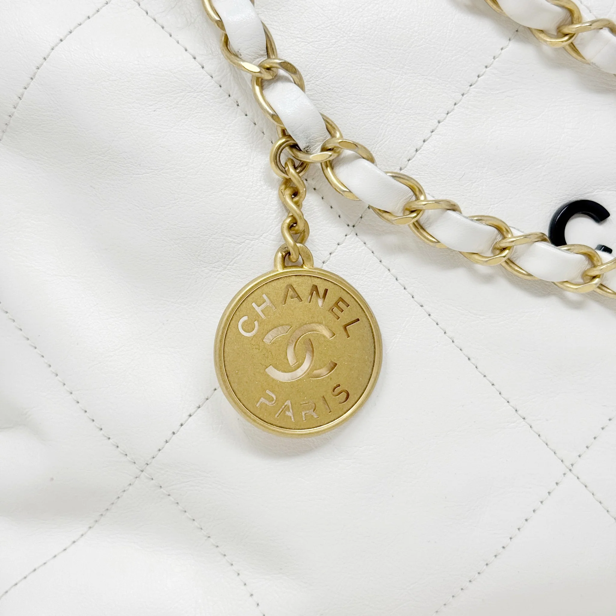 Chanel White Medium 22 Hobo With Pouch - Image 11