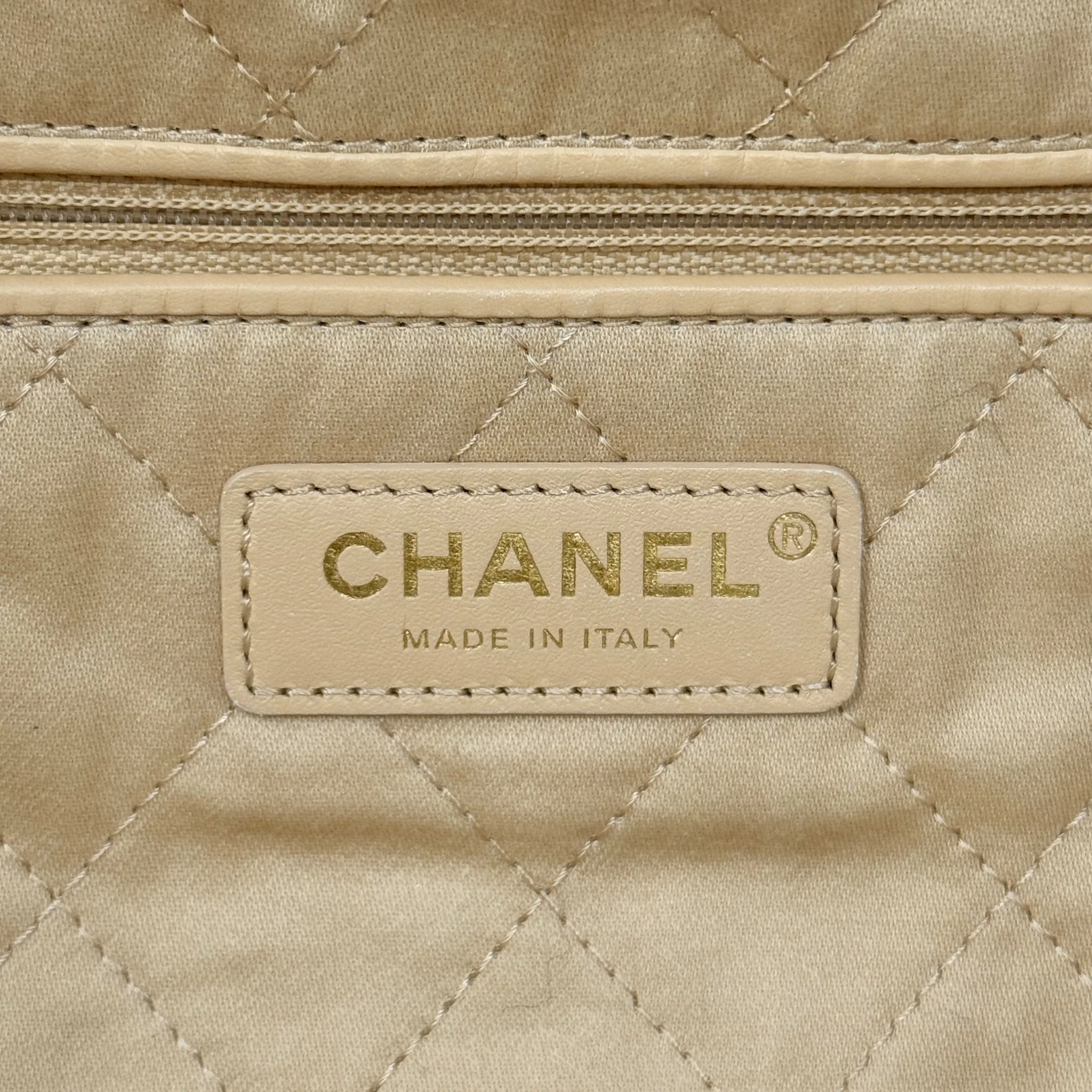 Chanel White Medium 22 Hobo With Pouch - Image 14