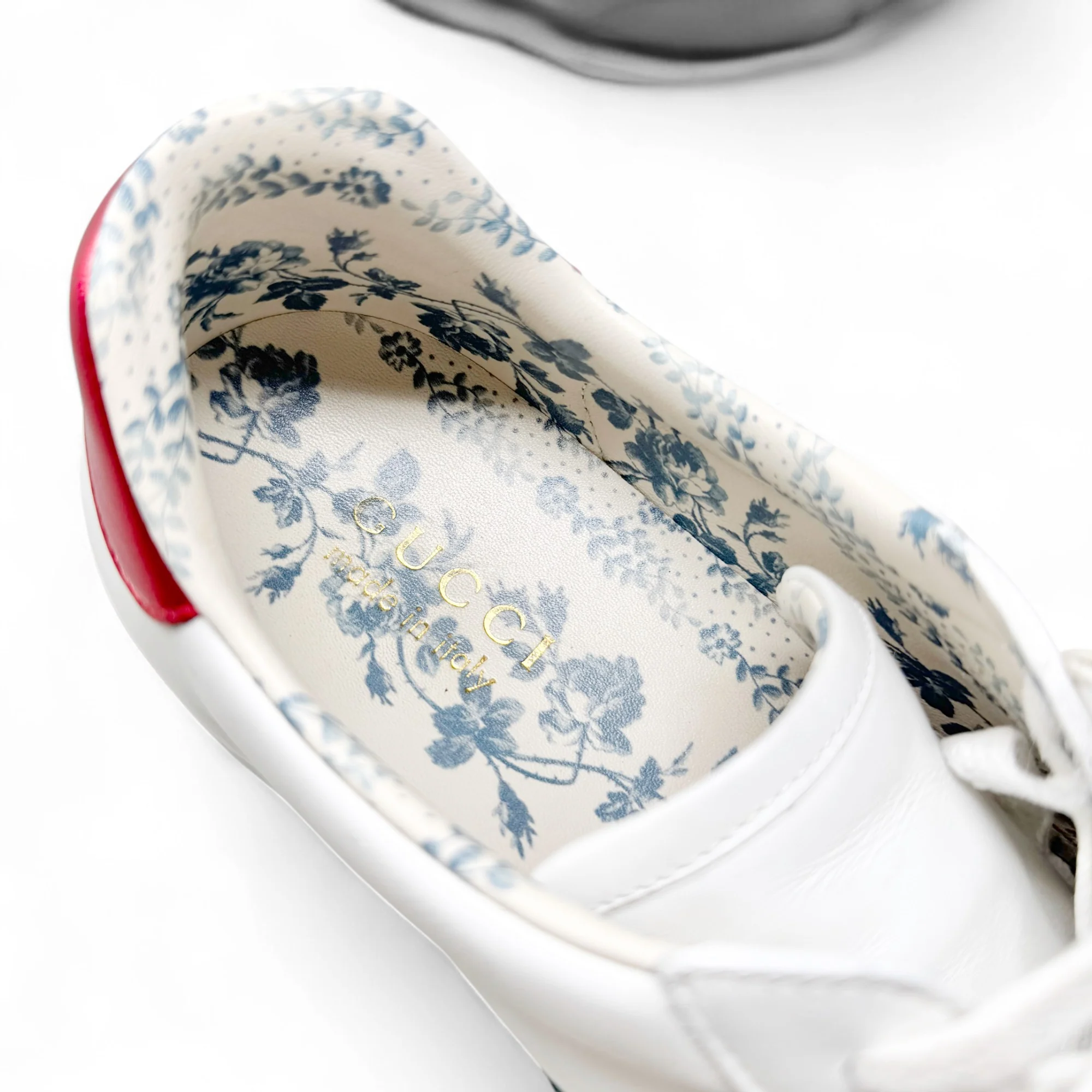 Gucci White Guccy Print Ace Sneakers 7 - Image 8