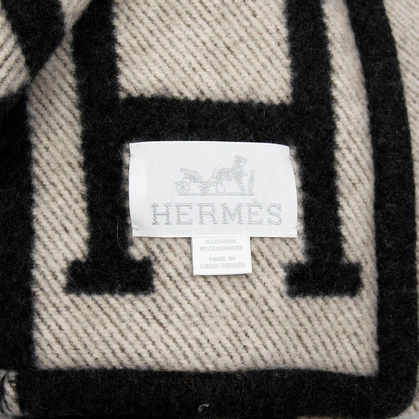 Hermes Gris Fonce Avalon Throw Blanket Pillow Set - Image 9