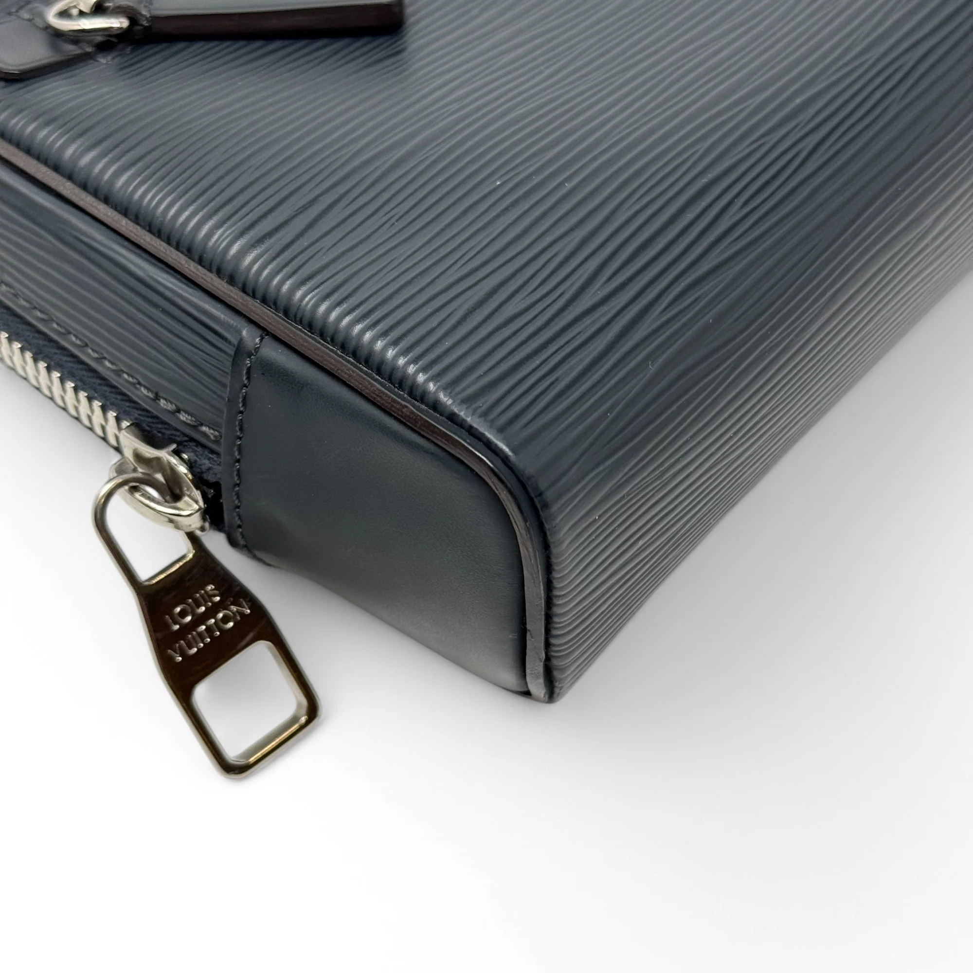 Louis Vuitton Navy Epi Kasai Clutch - Image 7